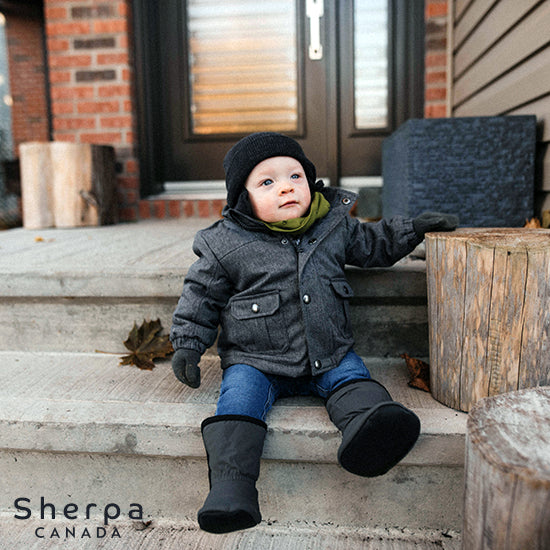 petit garçon portant des bottines grises imperméables de sherpa canada  
