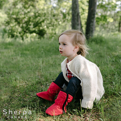 petite fille dans un paysage d'automne portant des bottines de la collection Moki de Sherpa Canada